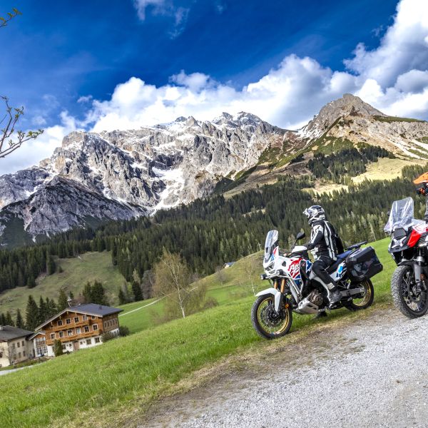 Mit XL-Adventurebikes vor dem Hochkönig – Foto © Kurt Pinter