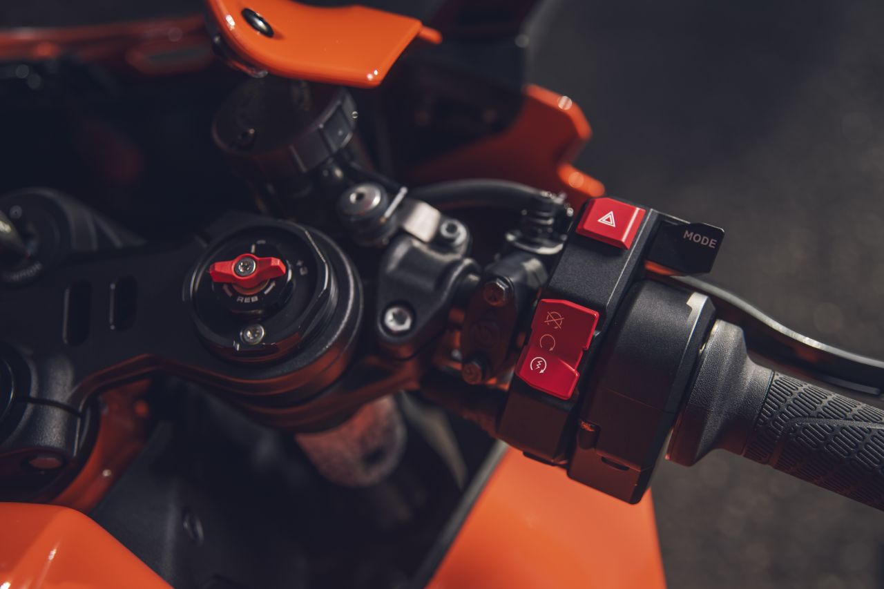 Neue hinterleuchtete Armaturen