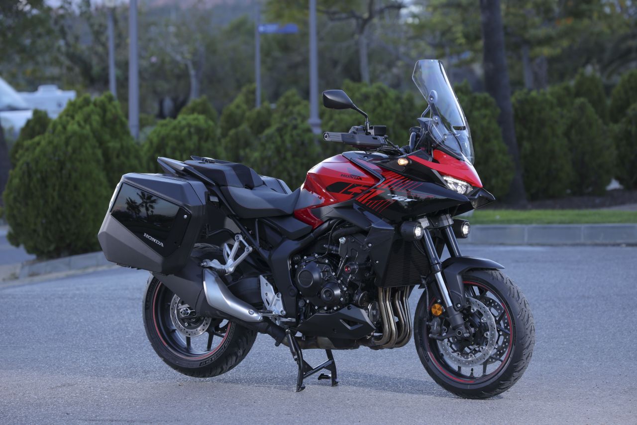 Die Honda CB1000GT mit Zubehör.