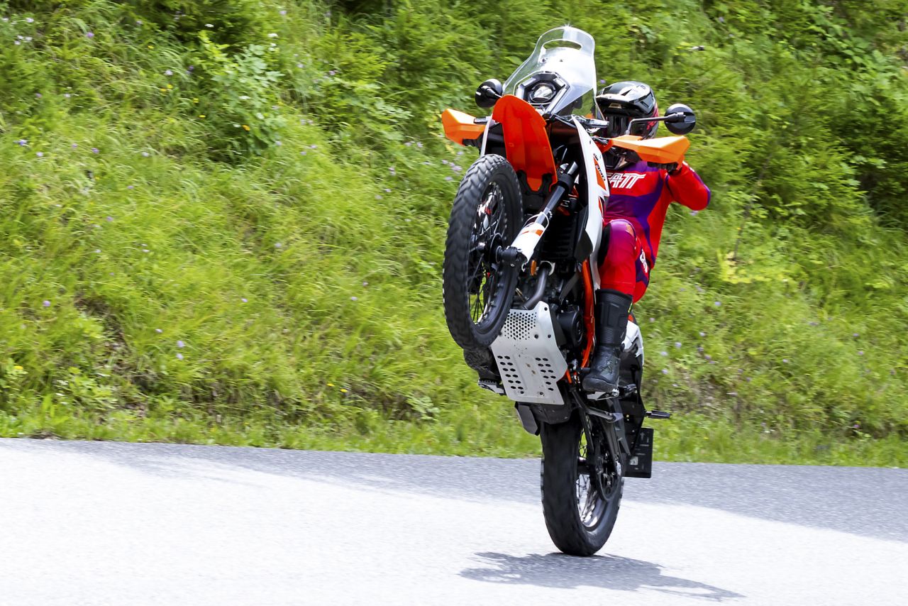 Ein Aufsteiger, der günstiger wird: KTM 390 Adventure R – Foto: Andreas Riedmann