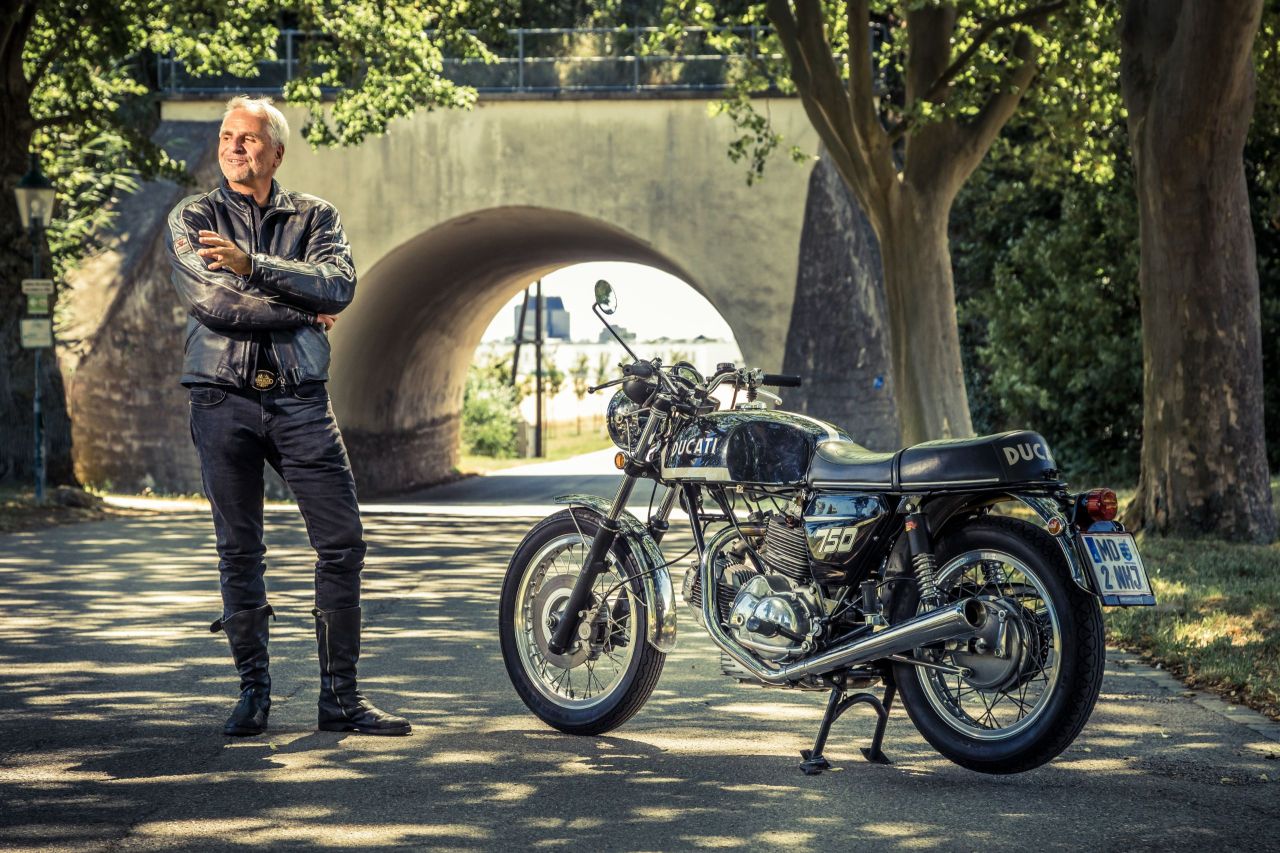 Hans Jorda und seine Ducati 750 GT; Foto: Kurt Pinter