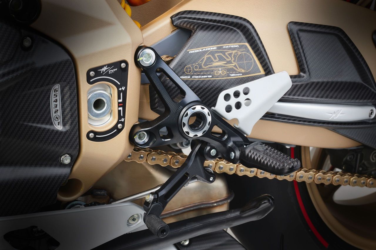 Nur wenige Motorräder haben serienmäßig verstellbare Fußrasten – wie die MV Agusta Superveloce 1000 Serie Oro