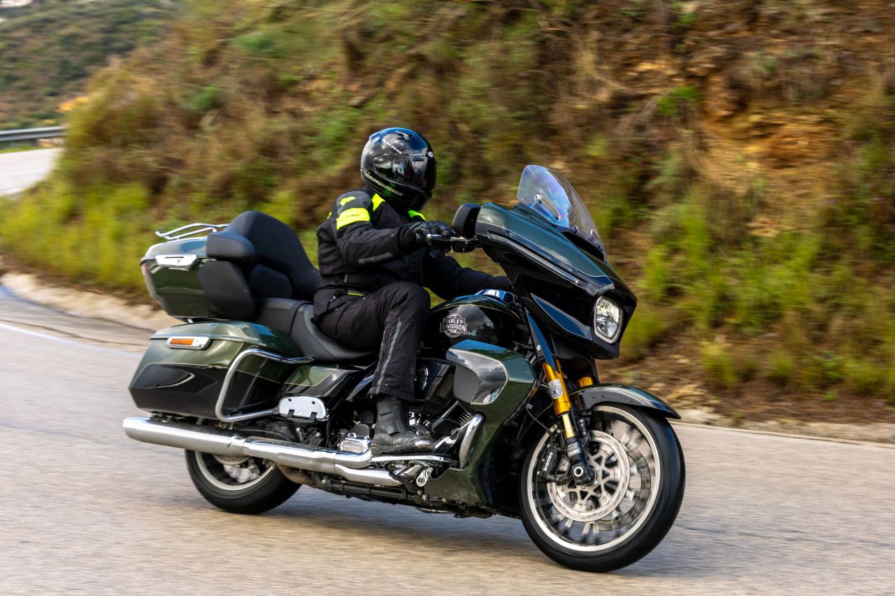 Harley-Davidson Street Glide Limited (hier mit optionalem Öhlins-Fahrwerk) und ...