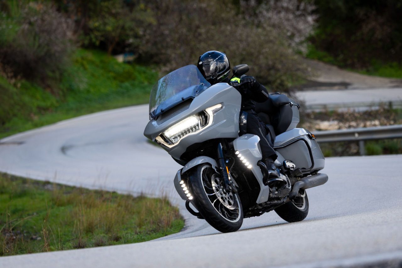 ... die ebenso neue Road Glide Limited.