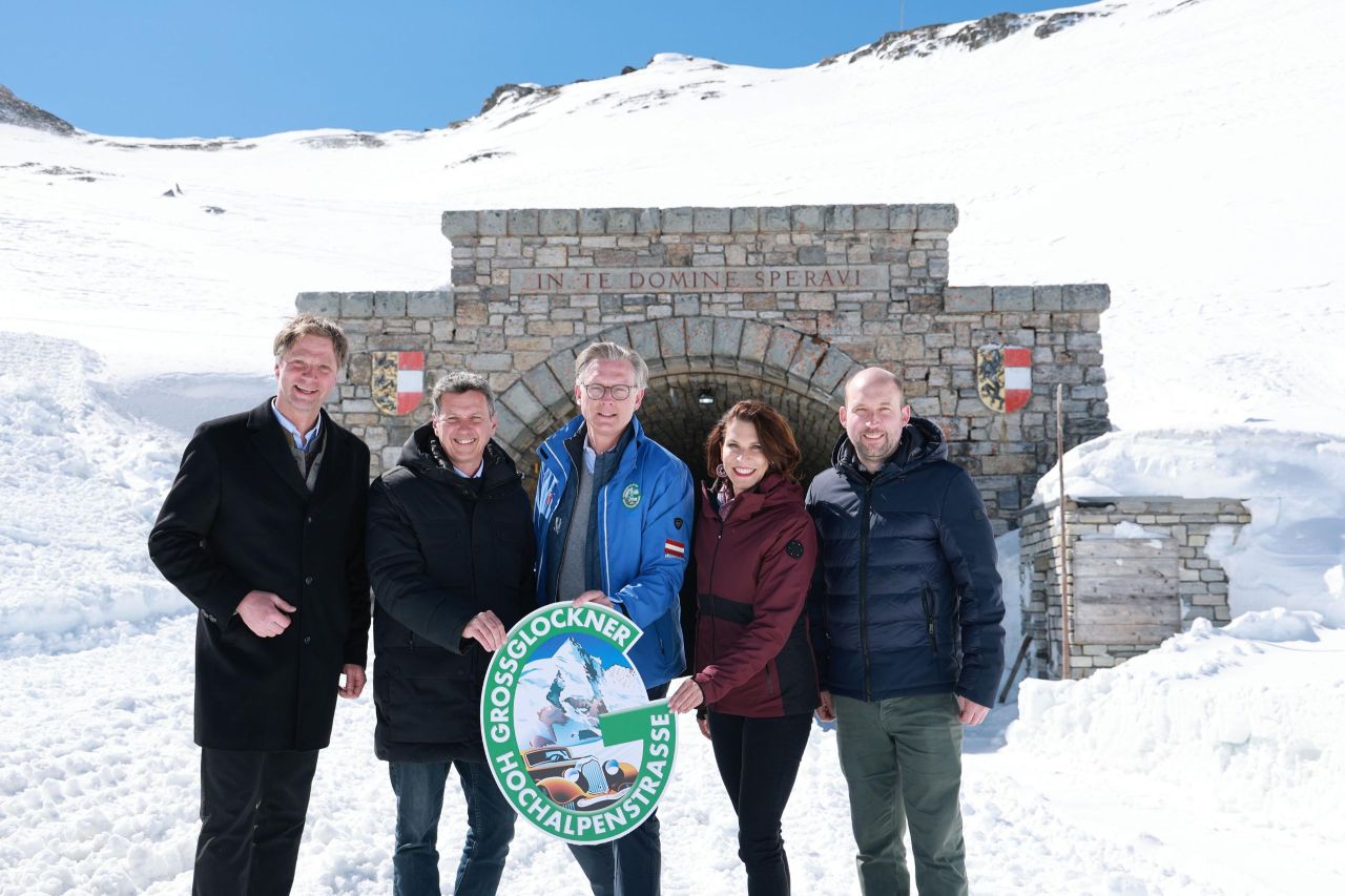 Von links: Martin Lackner (Bürgermeister Gemeinde Heiligenblut am Großglockner), Landeshauptmann Daniel Fellner (Land Kärnten), Johannes Hörl (Vorstand Großglockner Hochalpenstraßen AG), Landeshauptfrau Karoline Edtstadler (Land Salzburg) und LAbg. Hannes Schernthaner (Bürgermeister Gemeinde Fusch an der Großglocknerstraße). Foto: Franz Neumayr