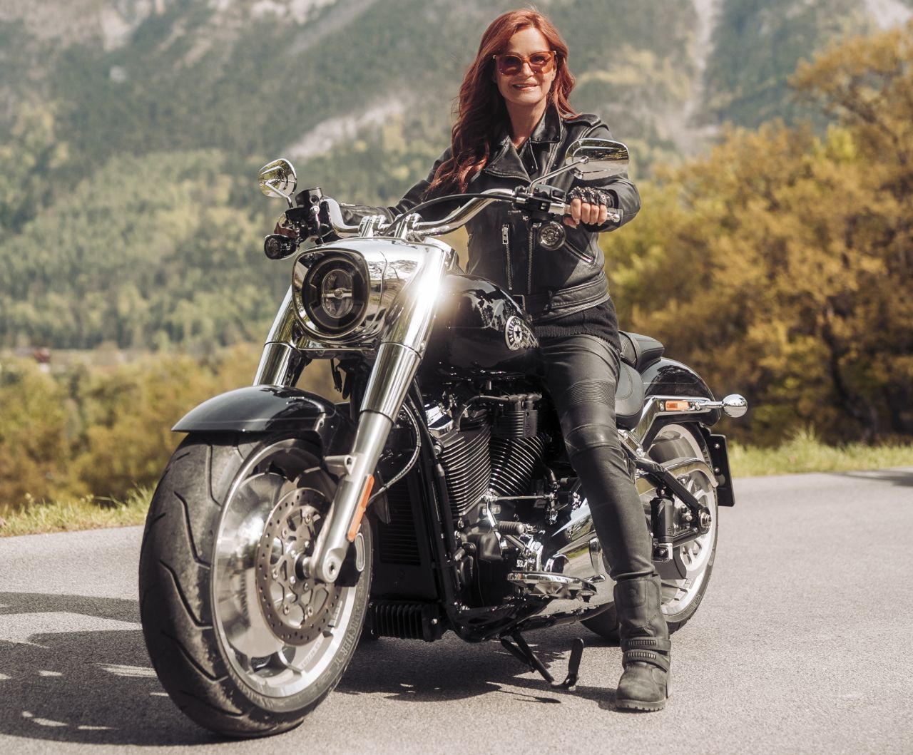 Andrea Berg auf einer Harley Fat Boy – Foto: Berglive – Nadine Volz