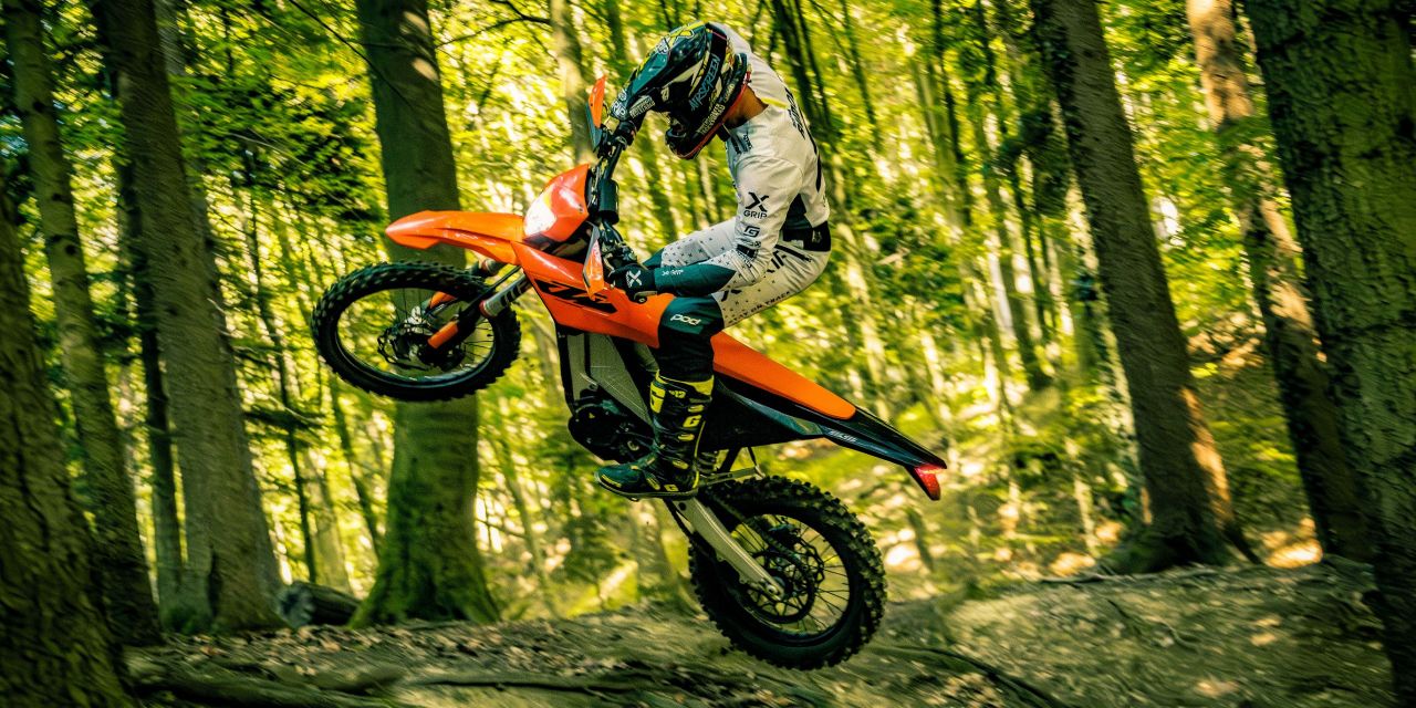 Didi Rudolf auf der neuen KTM Freeride E; Foto: Jürgen Skarwan