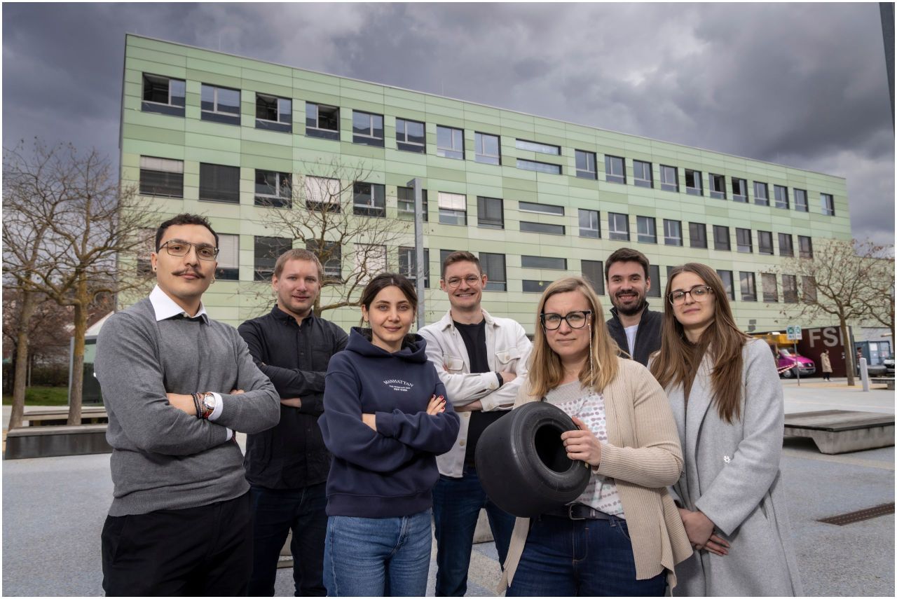 Das Team um Prof. Cornelia Lex (3. v.r.) am Institut für Fahrzeugtechnik der TU Graz untersucht den Verschleiß von Reifen mit höchster Präzision
