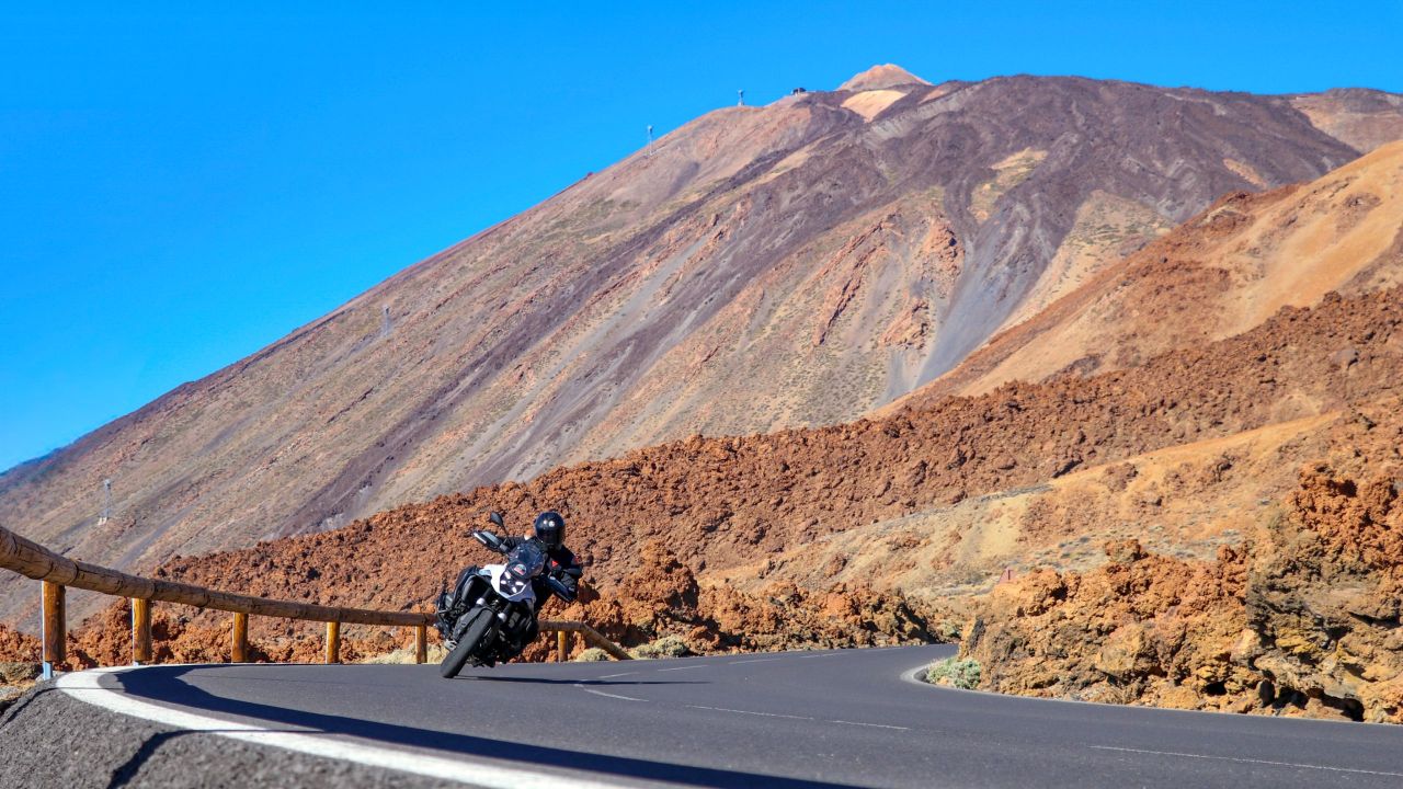 Motorradfahren in Teneriffa, rund um den Teide, den höchsten Berg Spaniens.